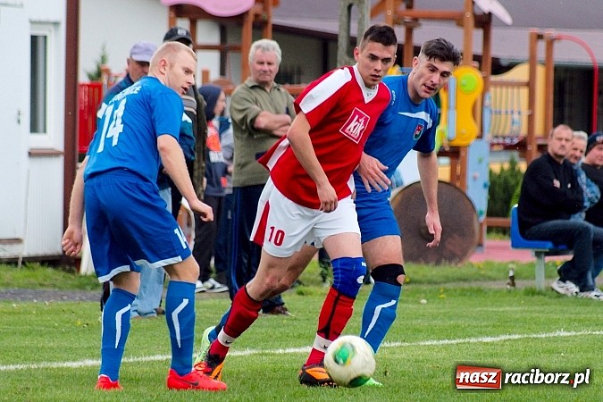 Zdjęcie w galerii na portalu naszraciborz.pl: Bezbarwne derby gminy zakończone poważną kontuzją wiadomości z regionu