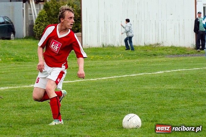 Zdjęcie w galerii na portalu naszraciborz.pl: Bezbarwne derby gminy zakończone poważną kontuzją wiadomości z regionu