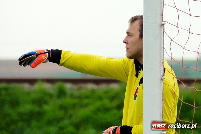 Zdjęcie w galerii na portalu naszraciborz.pl: Bezbarwne derby gminy zakończone poważną kontuzją wiadomości z regionu