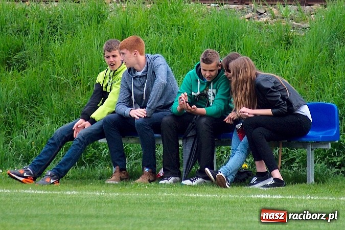 Zdjęcie w galerii na portalu naszraciborz.pl: Bezbarwne derby gminy zakończone poważną kontuzją wiadomości z regionu