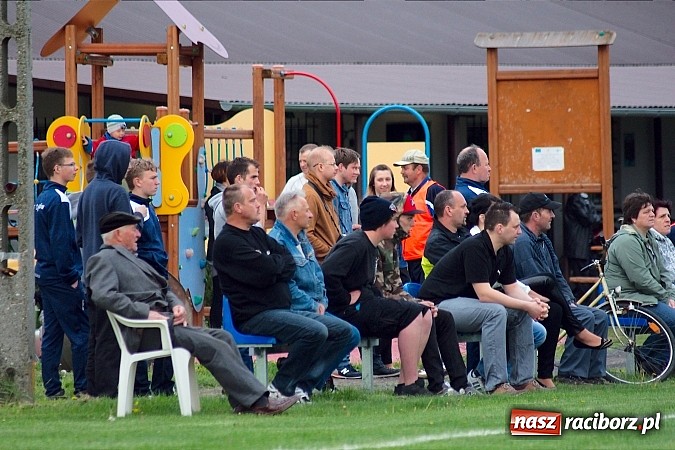 Zdjęcie w galerii na portalu naszraciborz.pl: Bezbarwne derby gminy zakończone poważną kontuzją wiadomości z regionu