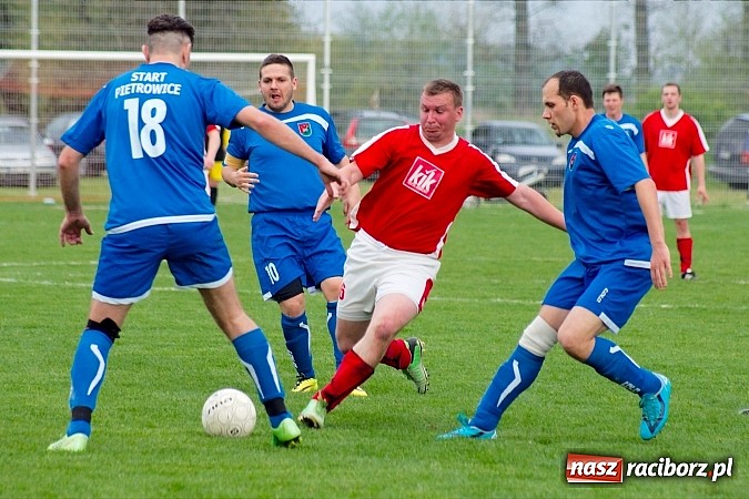 Zdjęcie w galerii na portalu naszraciborz.pl: Bezbarwne derby gminy zakończone poważną kontuzją wiadomości z regionu