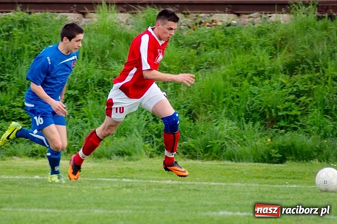 Zdjęcie w galerii na portalu naszraciborz.pl: Bezbarwne derby gminy zakończone poważną kontuzją wiadomości z regionu