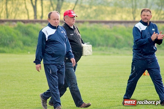 Zdjęcie w galerii na portalu naszraciborz.pl: Bezbarwne derby gminy zakończone poważną kontuzją wiadomości z regionu