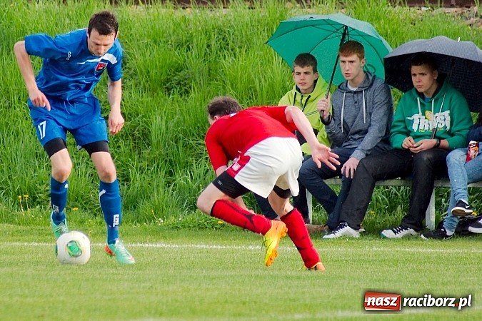 Zdjęcie w galerii na portalu naszraciborz.pl: Bezbarwne derby gminy zakończone poważną kontuzją wiadomości z regionu