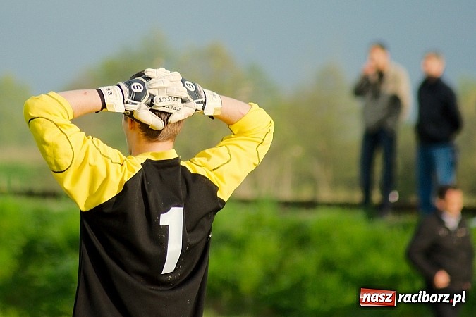Zdjęcie w galerii na portalu naszraciborz.pl: Bezbarwne derby gminy zakończone poważną kontuzją wiadomości z regionu