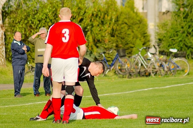 Zdjęcie w galerii na portalu naszraciborz.pl: Bezbarwne derby gminy zakończone poważną kontuzją wiadomości z regionu