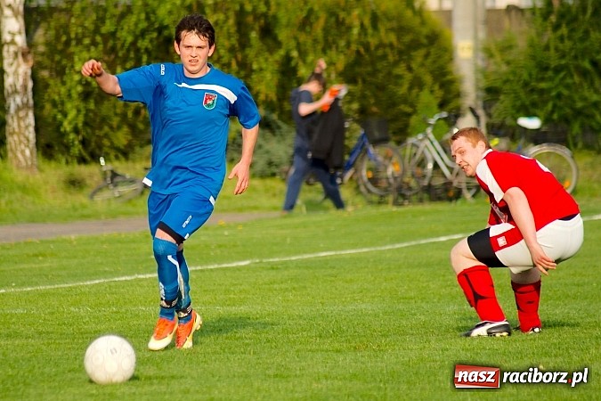 Zdjęcie w galerii na portalu naszraciborz.pl: Bezbarwne derby gminy zakończone poważną kontuzją wiadomości z regionu