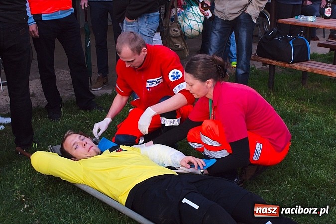 Zdjęcie w galerii na portalu naszraciborz.pl: Bezbarwne derby gminy zakończone poważną kontuzją wiadomości z regionu