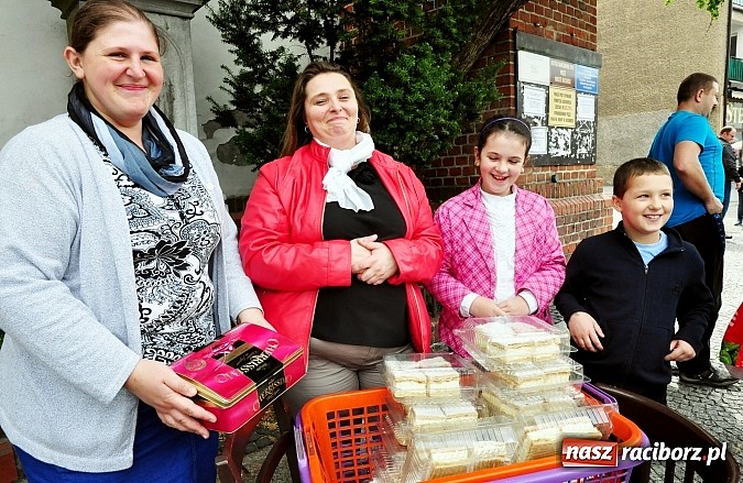 Zdjęcie w galerii na portalu naszraciborz.pl: Papieskie krem&oacute;wki rozchodziły się dziś na Rynku jak świeże bułeczki wiadomości z regionu