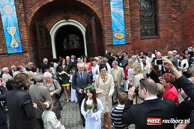 Zdjęcie w galerii na portalu naszraciborz.pl: Papieskie krem&oacute;wki rozchodziły się dziś na Rynku jak świeże bułeczki wiadomości z regionu