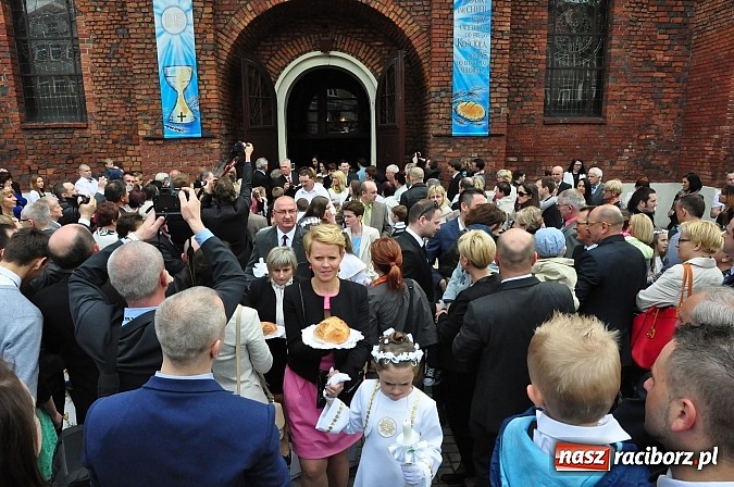 Zdjęcie w galerii na portalu naszraciborz.pl: Papieskie krem&oacute;wki rozchodziły się dziś na Rynku jak świeże bułeczki wiadomości z regionu