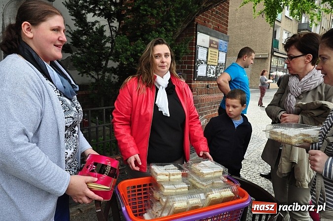 Zdjęcie w galerii na portalu naszraciborz.pl: Papieskie krem&oacute;wki rozchodziły się dziś na Rynku jak świeże bułeczki wiadomości z regionu