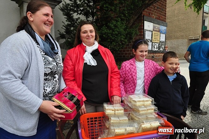 Zdjęcie w galerii na portalu naszraciborz.pl: Papieskie krem&oacute;wki rozchodziły się dziś na Rynku jak świeże bułeczki wiadomości z regionu