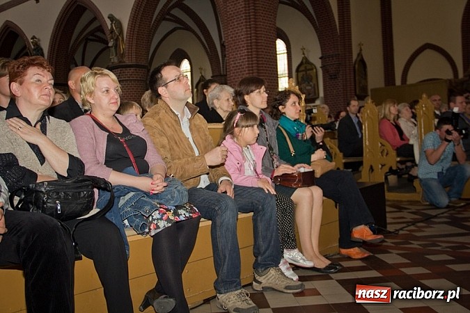 Zdjęcie w galerii na portalu naszraciborz.pl: Koncert papieski w kościele na Starej Wsi wiadomości z regionu