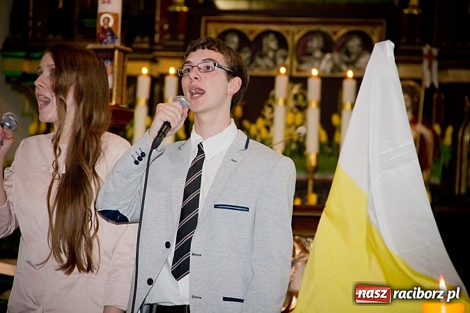 Zdjęcie w galerii na portalu naszraciborz.pl: Koncert papieski w kościele na Starej Wsi wiadomości z regionu