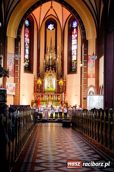 Zdjęcie w galerii na portalu naszraciborz.pl: Koncert papieski w kościele na Starej Wsi wiadomości z regionu