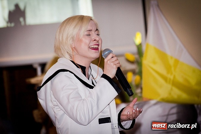 Zdjęcie w galerii na portalu naszraciborz.pl: Koncert papieski w kościele na Starej Wsi wiadomości z regionu