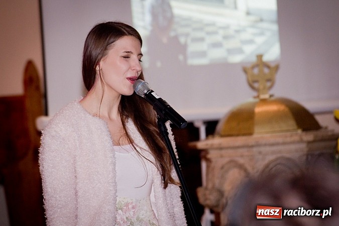 Zdjęcie w galerii na portalu naszraciborz.pl: Koncert papieski w kościele na Starej Wsi wiadomości z regionu