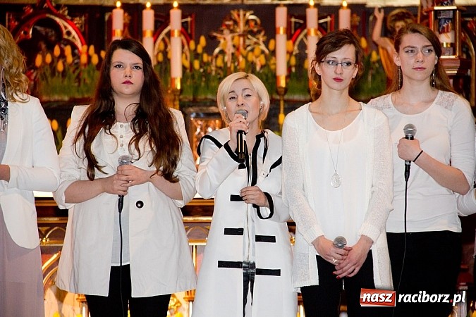 Zdjęcie w galerii na portalu naszraciborz.pl: Koncert papieski w kościele na Starej Wsi wiadomości z regionu