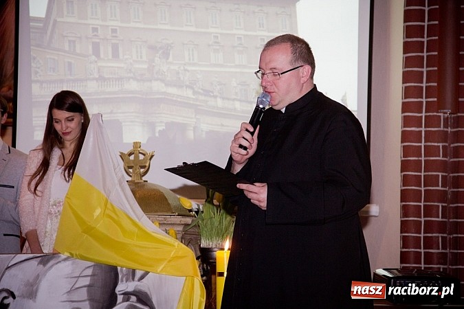 Zdjęcie w galerii na portalu naszraciborz.pl: Koncert papieski w kościele na Starej Wsi wiadomości z regionu