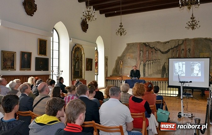 Zdjęcie w galerii na portalu naszraciborz.pl: Wystawa PIELGRZYMKI POLSKIE w Raciborzu wiadomości z regionu