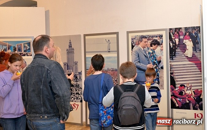 Zdjęcie w galerii na portalu naszraciborz.pl: Wystawa PIELGRZYMKI POLSKIE w Raciborzu wiadomości z regionu