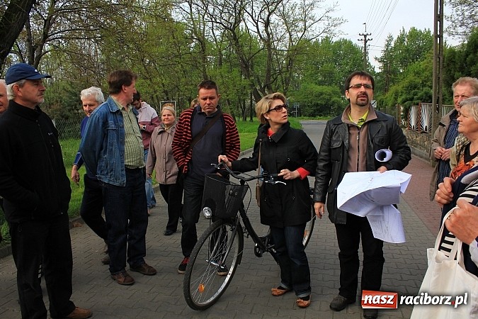 Zdjęcie w galerii na portalu naszraciborz.pl: Droga Racibórz-Pszczyna. Mieszkańcy Brzezia pokazali jak ich zdaniem ma przebiegać trasa wiadomości z regionu