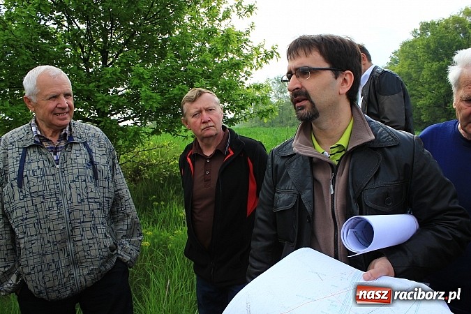 Zdjęcie w galerii na portalu naszraciborz.pl: Droga Racibórz-Pszczyna. Mieszkańcy Brzezia pokazali jak ich zdaniem ma przebiegać trasa wiadomości z regionu