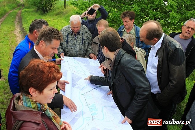 Zdjęcie w galerii na portalu naszraciborz.pl: Droga Racibórz-Pszczyna. Mieszkańcy Brzezia pokazali jak ich zdaniem ma przebiegać trasa wiadomości z regionu