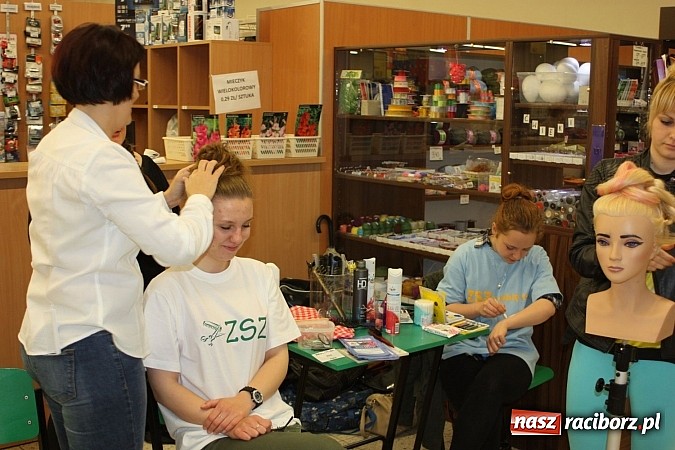 Zdjęcie w galerii na portalu naszraciborz.pl: Zespół Szkół Zawodowych wyszedł do ludzi wiadomości z regionu