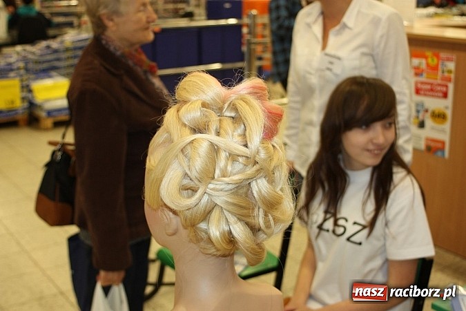 Zdjęcie w galerii na portalu naszraciborz.pl: Zespół Szkół Zawodowych wyszedł do ludzi wiadomości z regionu