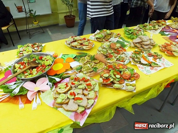 Zdjęcie w galerii na portalu naszraciborz.pl: Ekologiczny konkurs i zdrowe śniadanie w II LO wiadomości z regionu