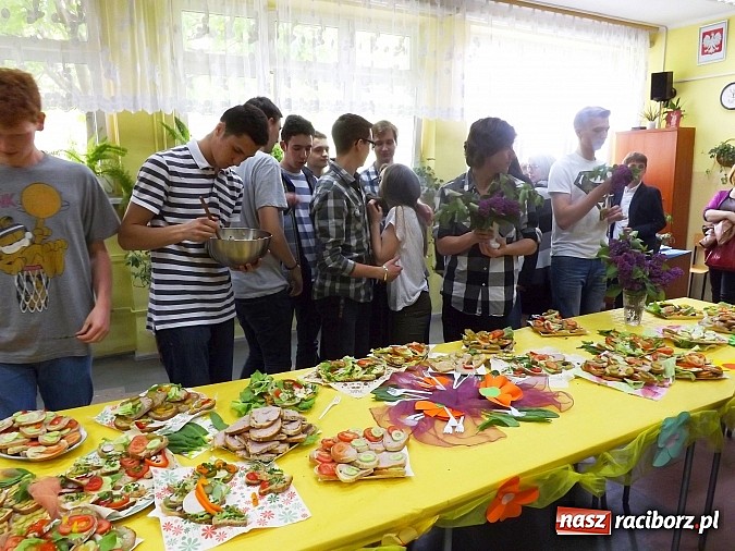 Zdjęcie w galerii na portalu naszraciborz.pl: Ekologiczny konkurs i zdrowe śniadanie w II LO wiadomości z regionu