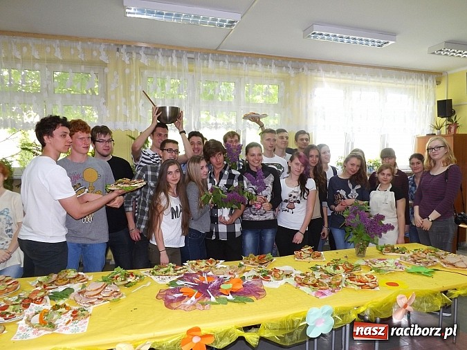Zdjęcie w galerii na portalu naszraciborz.pl: Ekologiczny konkurs i zdrowe śniadanie w II LO wiadomości z regionu