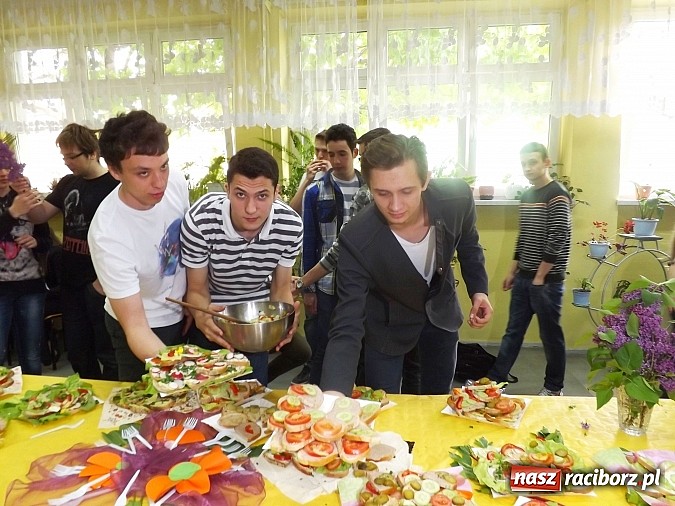 Zdjęcie w galerii na portalu naszraciborz.pl: Ekologiczny konkurs i zdrowe śniadanie w II LO wiadomości z regionu