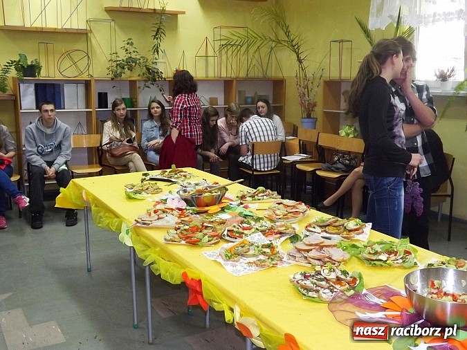 Zdjęcie w galerii na portalu naszraciborz.pl: Ekologiczny konkurs i zdrowe śniadanie w II LO wiadomości z regionu