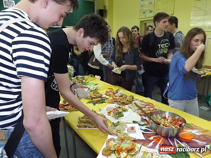 Zdjęcie w galerii na portalu naszraciborz.pl: Ekologiczny konkurs i zdrowe śniadanie w II LO wiadomości z regionu