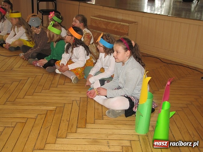 Zdjęcie w galerii na portalu naszraciborz.pl: Aktorzy z SP 13 ponownie z wizytą w Domu św. Notburgi wiadomości z regionu