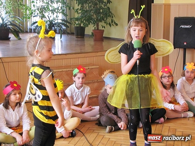 Zdjęcie w galerii na portalu naszraciborz.pl: Aktorzy z SP 13 ponownie z wizytą w Domu św. Notburgi wiadomości z regionu