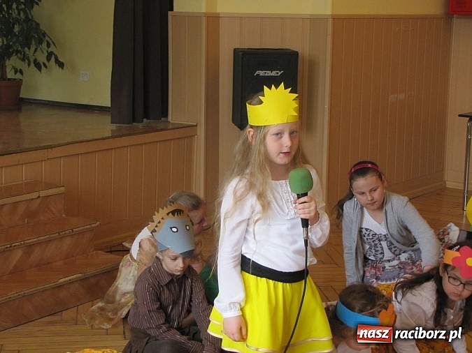 Zdjęcie w galerii na portalu naszraciborz.pl: Aktorzy z SP 13 ponownie z wizytą w Domu św. Notburgi wiadomości z regionu