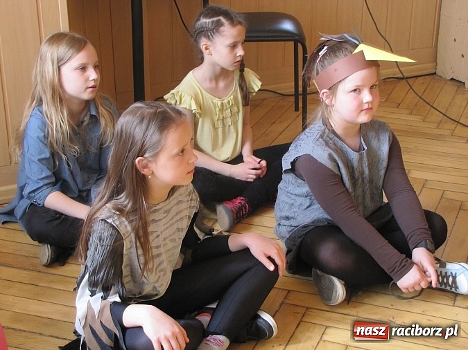 Zdjęcie w galerii na portalu naszraciborz.pl: Aktorzy z SP 13 ponownie z wizytą w Domu św. Notburgi wiadomości z regionu