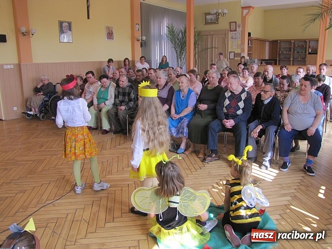 Zdjęcie w galerii na portalu naszraciborz.pl: Aktorzy z SP 13 ponownie z wizytą w Domu św. Notburgi wiadomości z regionu