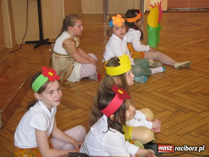 Zdjęcie w galerii na portalu naszraciborz.pl: Aktorzy z SP 13 ponownie z wizytą w Domu św. Notburgi wiadomości z regionu