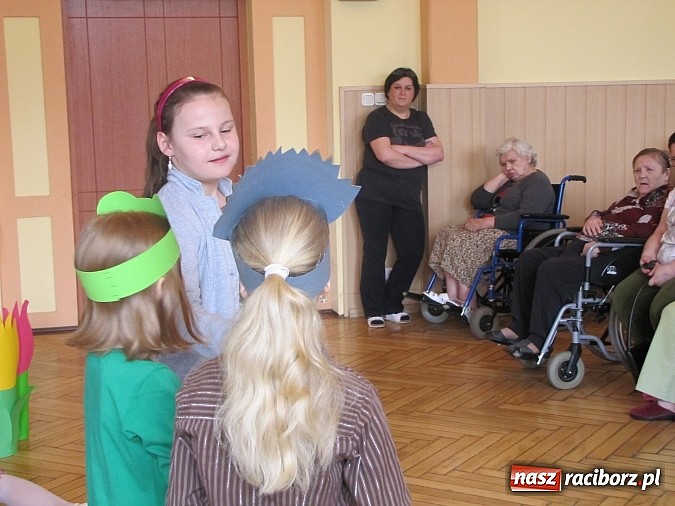 Zdjęcie w galerii na portalu naszraciborz.pl: Aktorzy z SP 13 ponownie z wizytą w Domu św. Notburgi wiadomości z regionu