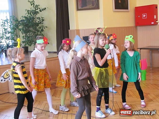 Zdjęcie w galerii na portalu naszraciborz.pl: Aktorzy z SP 13 ponownie z wizytą w Domu św. Notburgi wiadomości z regionu