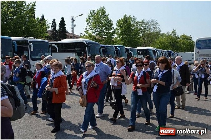 Zdjęcie w galerii na portalu naszraciborz.pl: Pielgrzymi z parafii Matki Bożej w Raciborzu na kanonizacji w Rzymie wiadomości z regionu