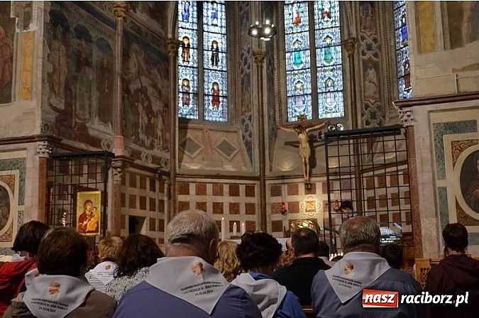 Zdjęcie w galerii na portalu naszraciborz.pl: Pielgrzymi z parafii Matki Bożej w Raciborzu na kanonizacji w Rzymie wiadomości z regionu