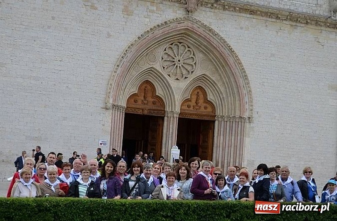 Zdjęcie w galerii na portalu naszraciborz.pl: Pielgrzymi z parafii Matki Bożej w Raciborzu na kanonizacji w Rzymie wiadomości z regionu