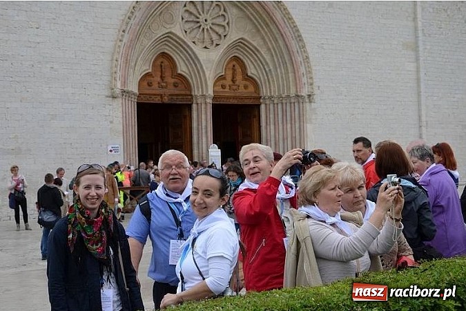 Zdjęcie w galerii na portalu naszraciborz.pl: Pielgrzymi z parafii Matki Bożej w Raciborzu na kanonizacji w Rzymie wiadomości z regionu